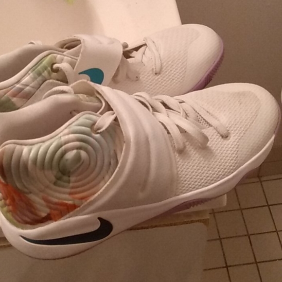 Kyrie 2s - Picture 3 of 4
